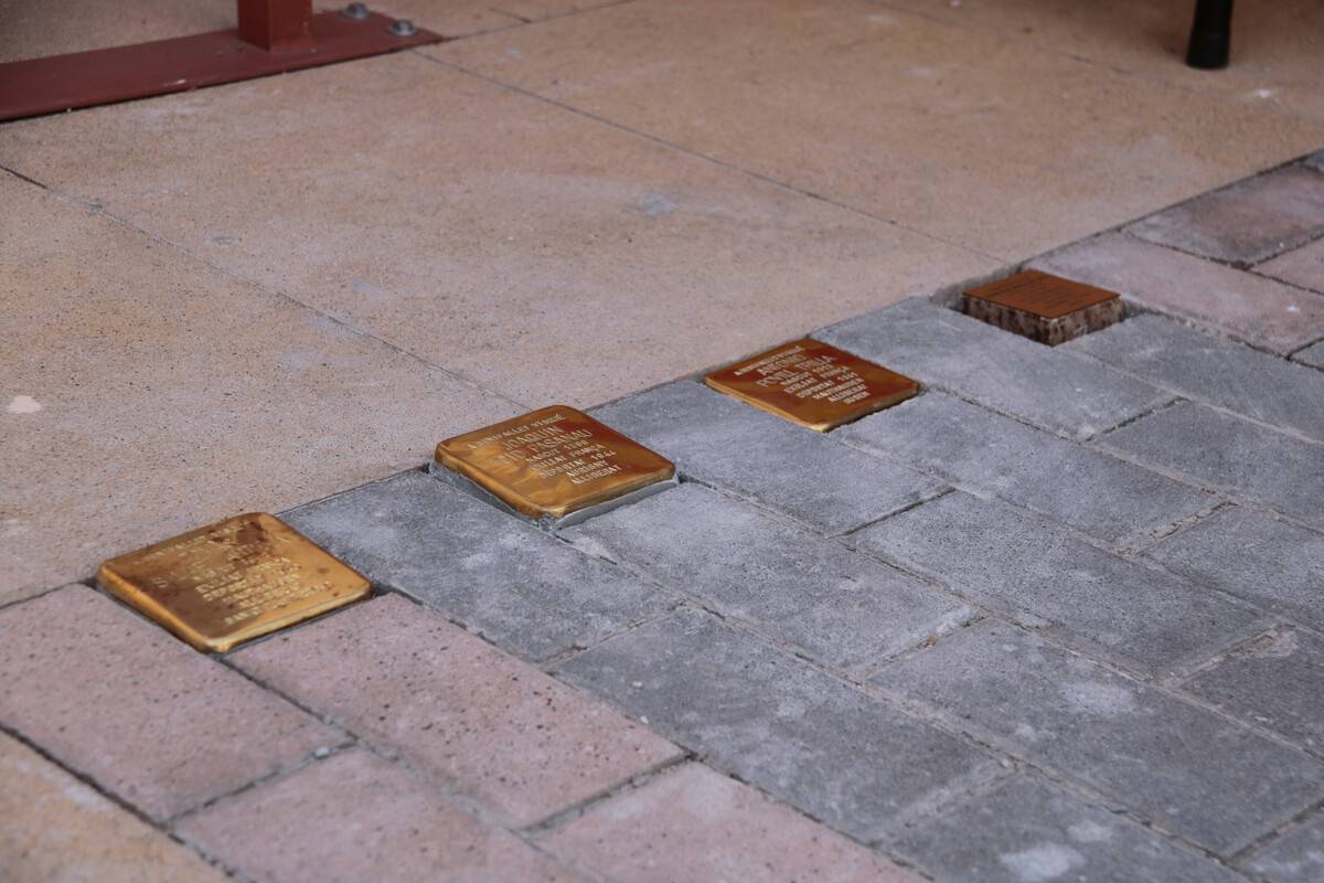 Benifallet recorda els veïns deportats als camps nazis amb tres llambordes Stolpersteine
