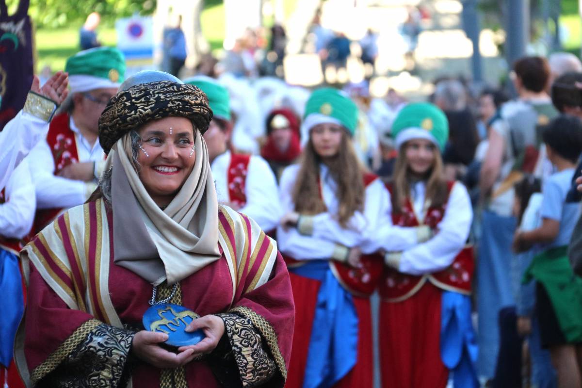 La desfilada de gala omple el centre de Lleida en el punt àlgid dels 30 anys de Moros i Cristians