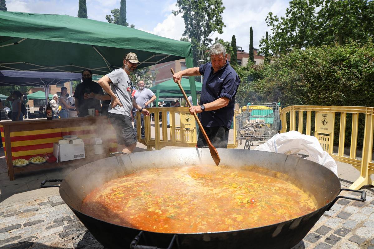 La Serra d'en Camaró ret homenatge a la gent gran amb una gran paellada a la plaça