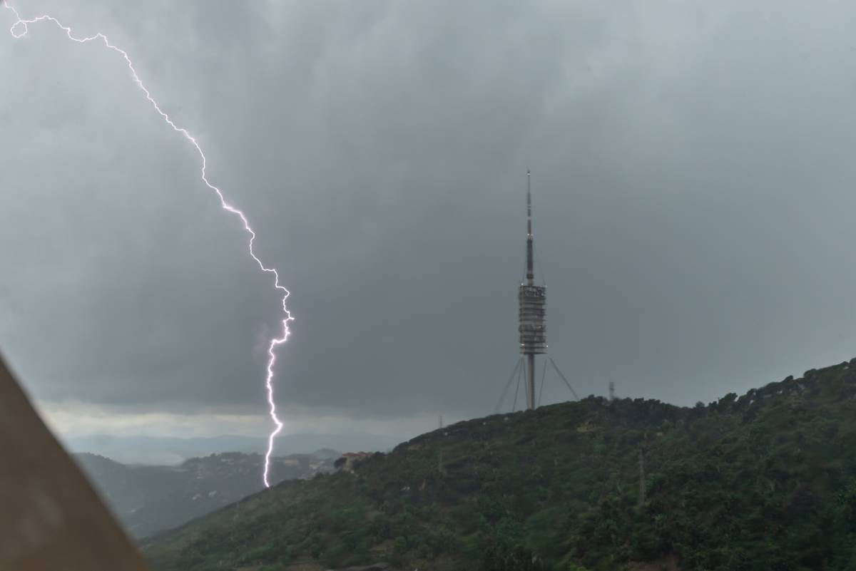 El Meteocat amplia els avisos de perill per tempestes a 15 comarques