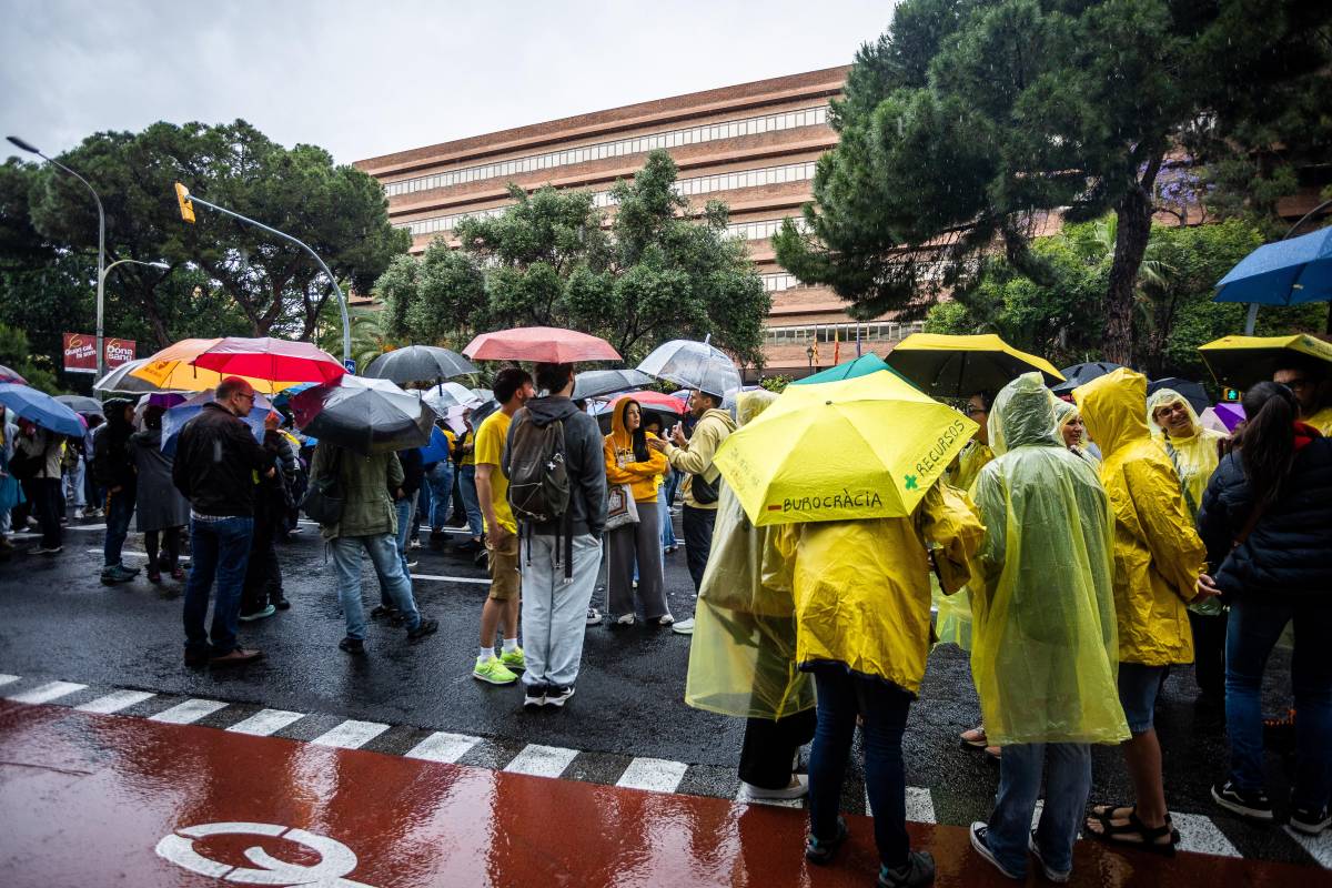 Docents manifestant-se davant del departament d'educació - Hugo Fernández