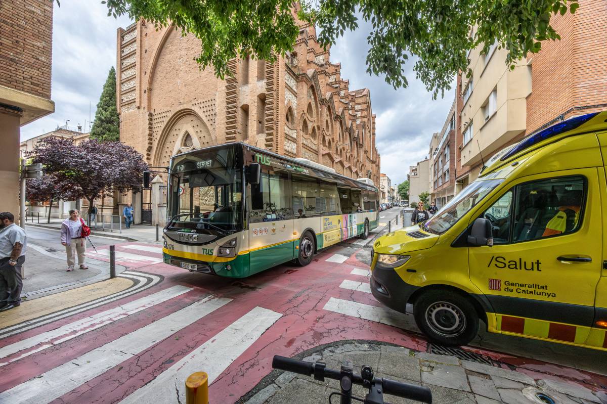 FOTOS | Ensurt per un accident d'un autobús a Sabadell