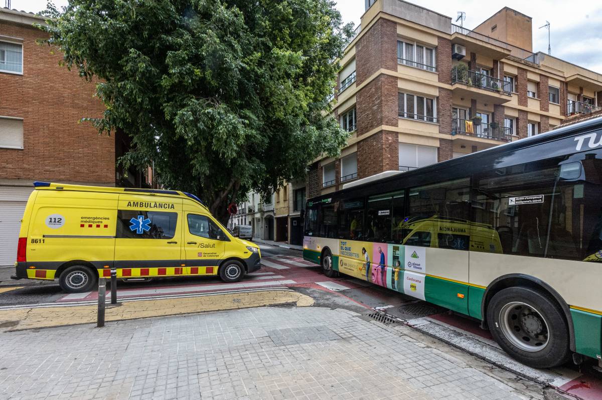 Accident de trànsit a Sabadell, amb un autobús de TUS implicat - Juanma Peláez Accident de trànsit a Sabadell, amb un autobús de TUS implicat