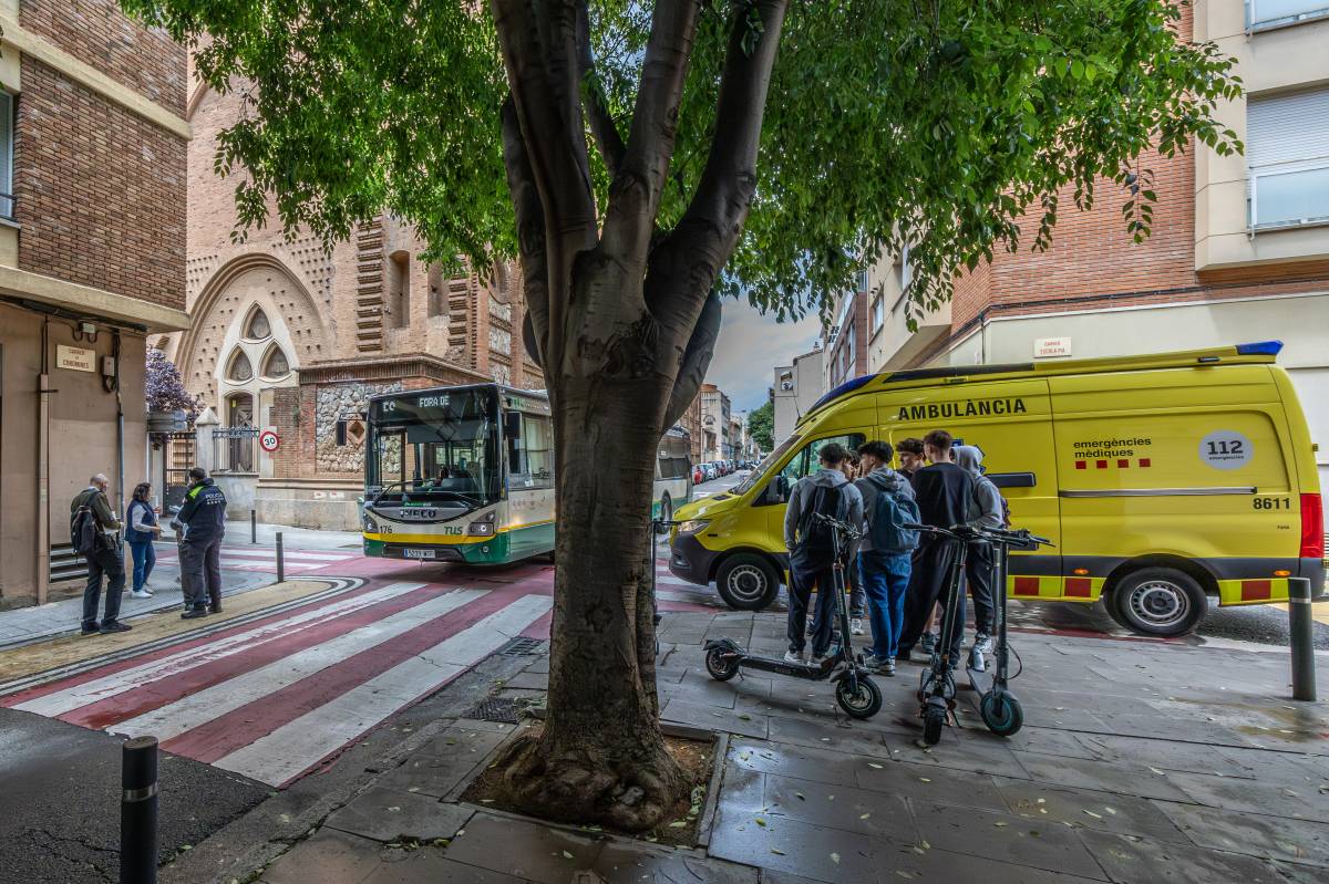 Accident de trànsit a Sabadell, amb un autobús de TUS implicat - Juanma Peláez Accident de trànsit a Sabadell, amb un autobús de TUS implicat