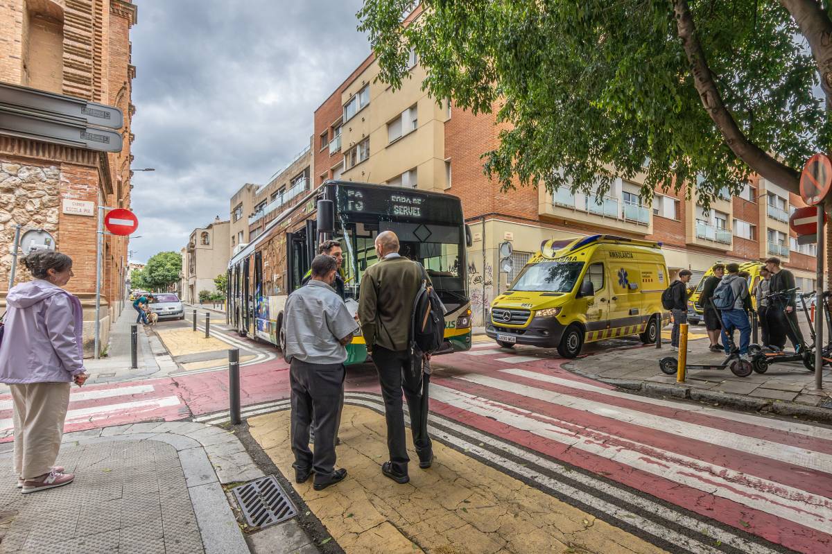 Accident de trànsit a Sabadell, amb un autobús de TUS implicat - Juanma Peláez Accident de trànsit a Sabadell, amb un autobús de TUS implicat