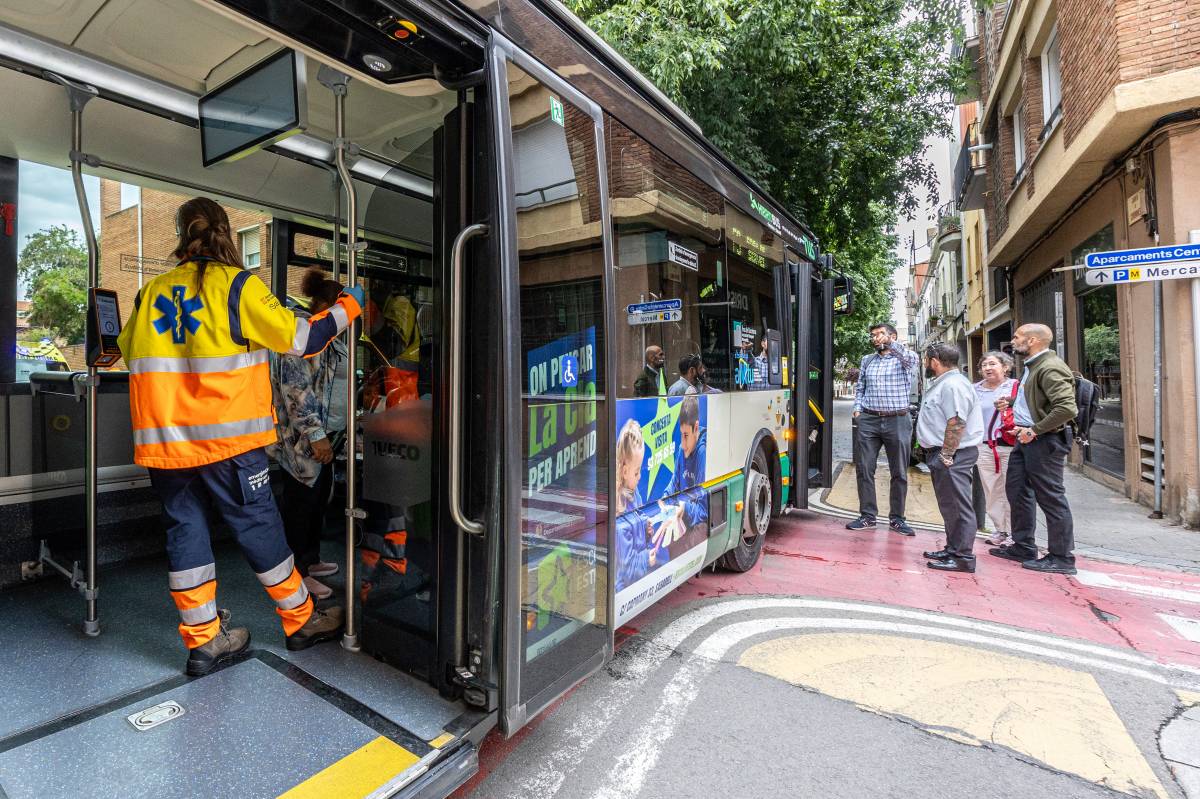 Accident de trànsit a Sabadell, amb un autobús de TUS implicat - Juanma Peláez Accident de trànsit a Sabadell, amb un autobús de TUS implicat