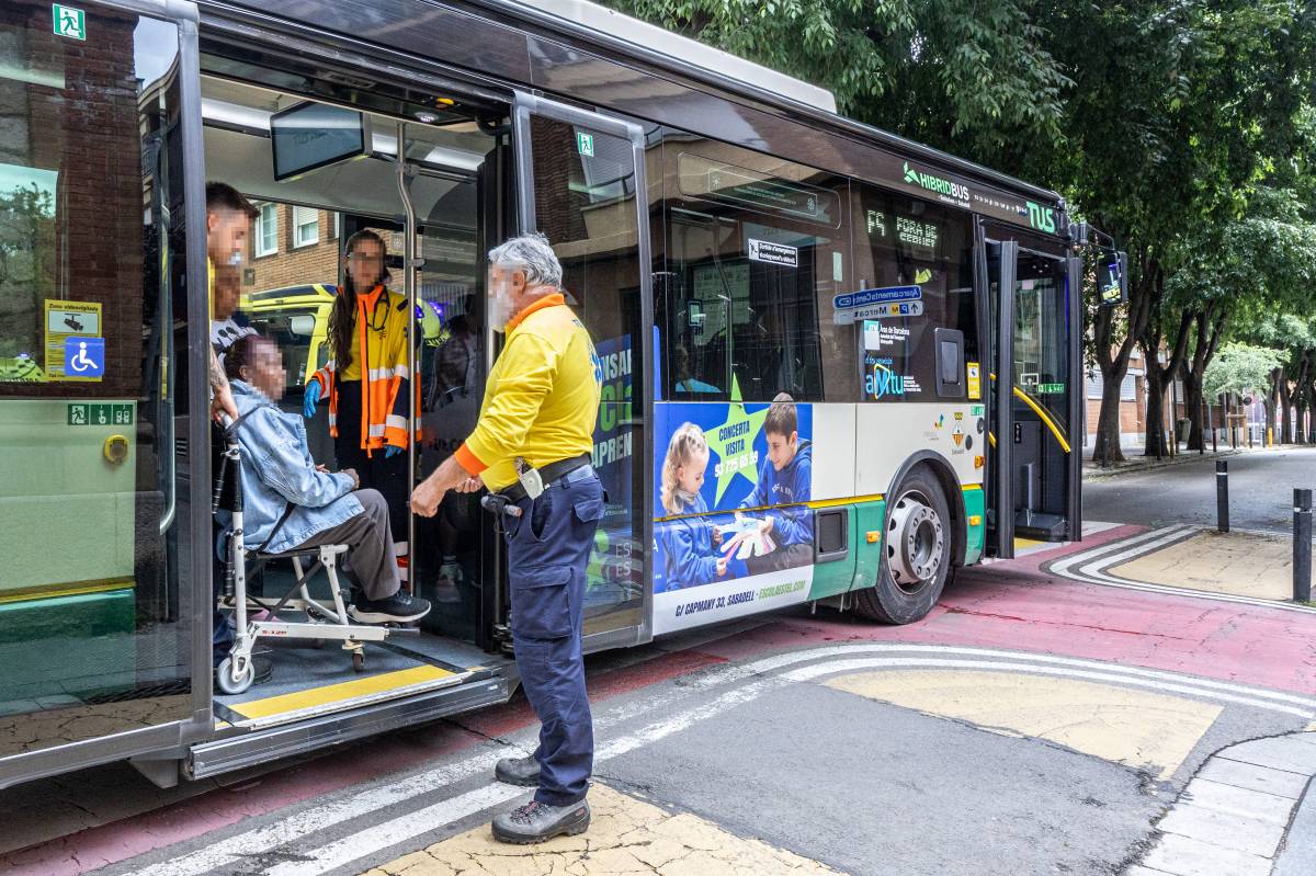 Accident de trànsit a Sabadell, amb un autobús de TUS implicat - Juanma Peláez Accident de trànsit a Sabadell, amb un autobús de TUS implicat