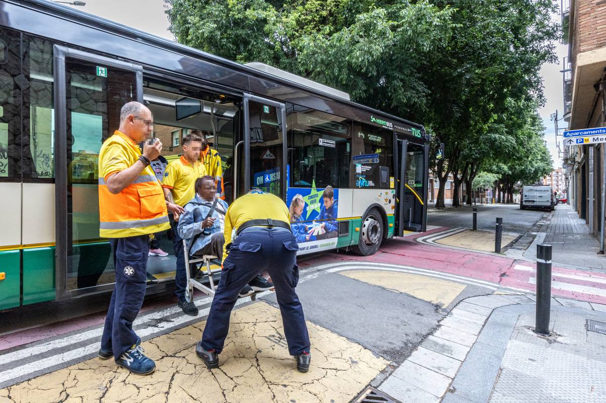 Accident de trànsit a Sabadell, amb un autobús de TUS implicat - Juanma Peláez Accident de trànsit a Sabadell, amb un autobús de TUS implicat