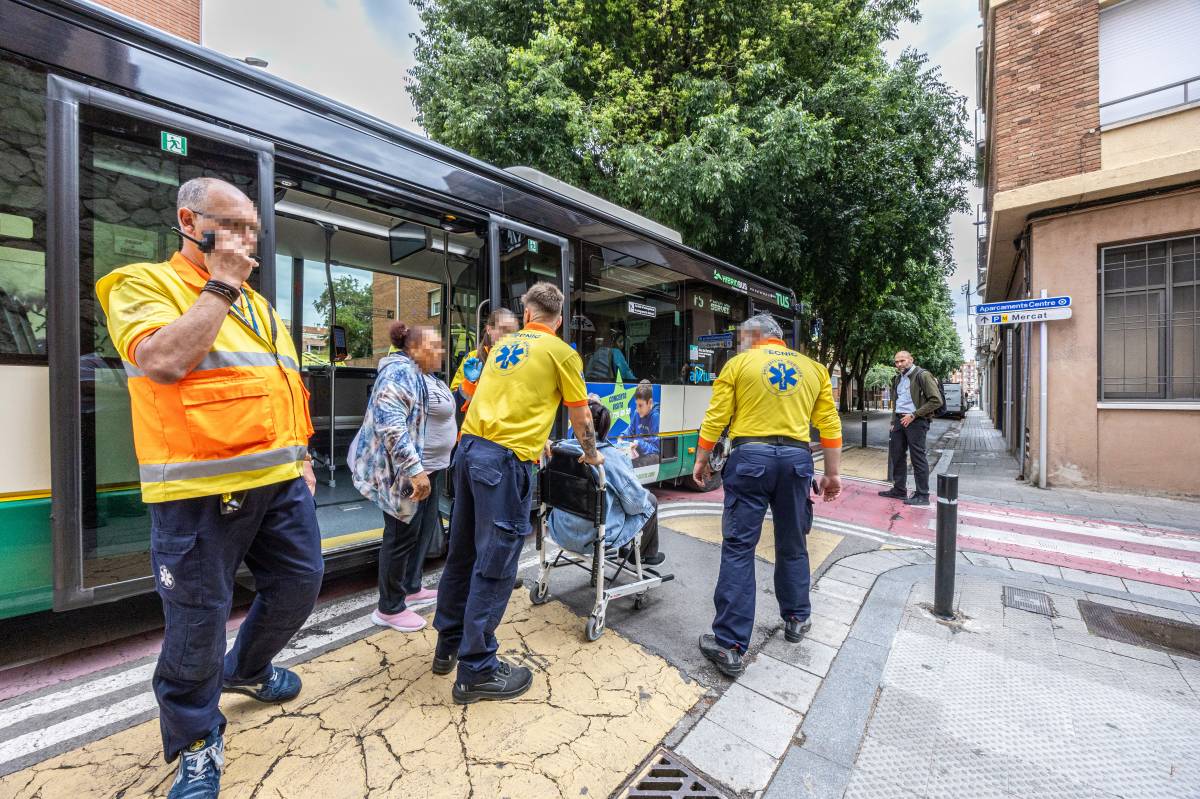 Accident de trànsit a Sabadell, amb un autobús de TUS implicat - Juanma Peláez Accident de trànsit a Sabadell, amb un autobús de TUS implicat