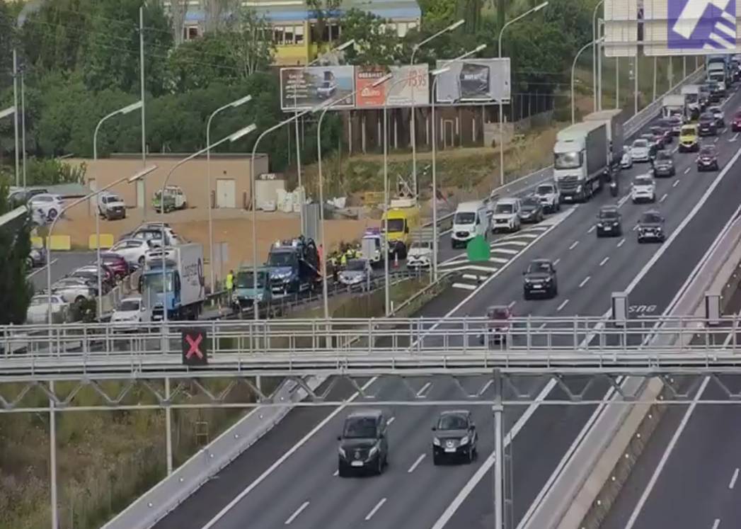 Un accident a la B-23 provoca retencions a l'entrada de Barcelona 