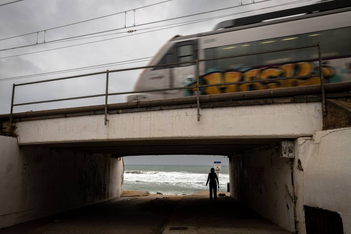 Retards l'R1 i l'R11 per una incidència en un tren al Masnou i robatori de coure
