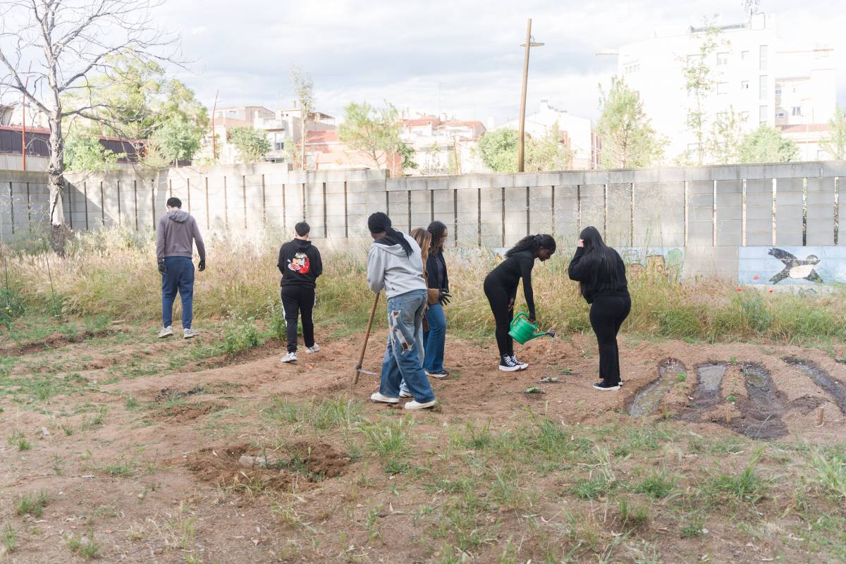 L`Associació de Veïns de Campoamor i estudiants del Ribot i Serra col·laboren junts en l`hort de l`institut - David Chao L`Associació de Veïns de Campoamor i estudiants del Ribot i Serra col·laboren junts en l`hort de l`institut
