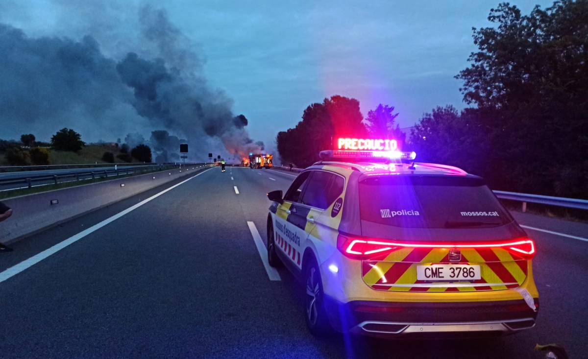 L'AP-7 reobre parcialment en ambdós sentits al Penedès mentre es retiren dos camions incendiats