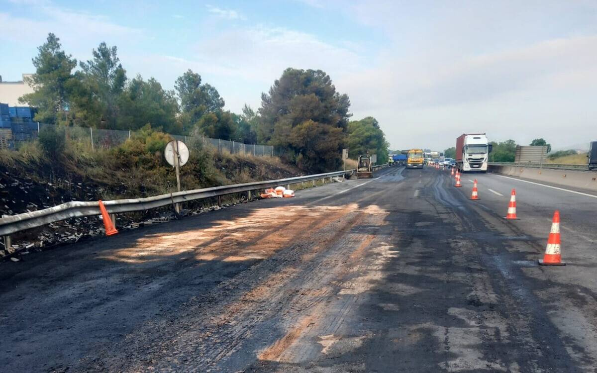 L'AP-7 reobre parcialment al Penedès després de retirar els dos camions incendiats