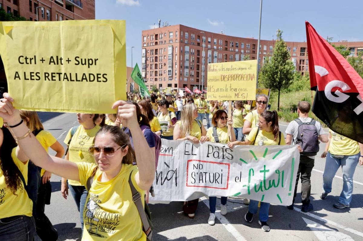 Nova jornada de reivindicació del professorat del Vallès: milers de docents tallen la Gran Via de Sabadell