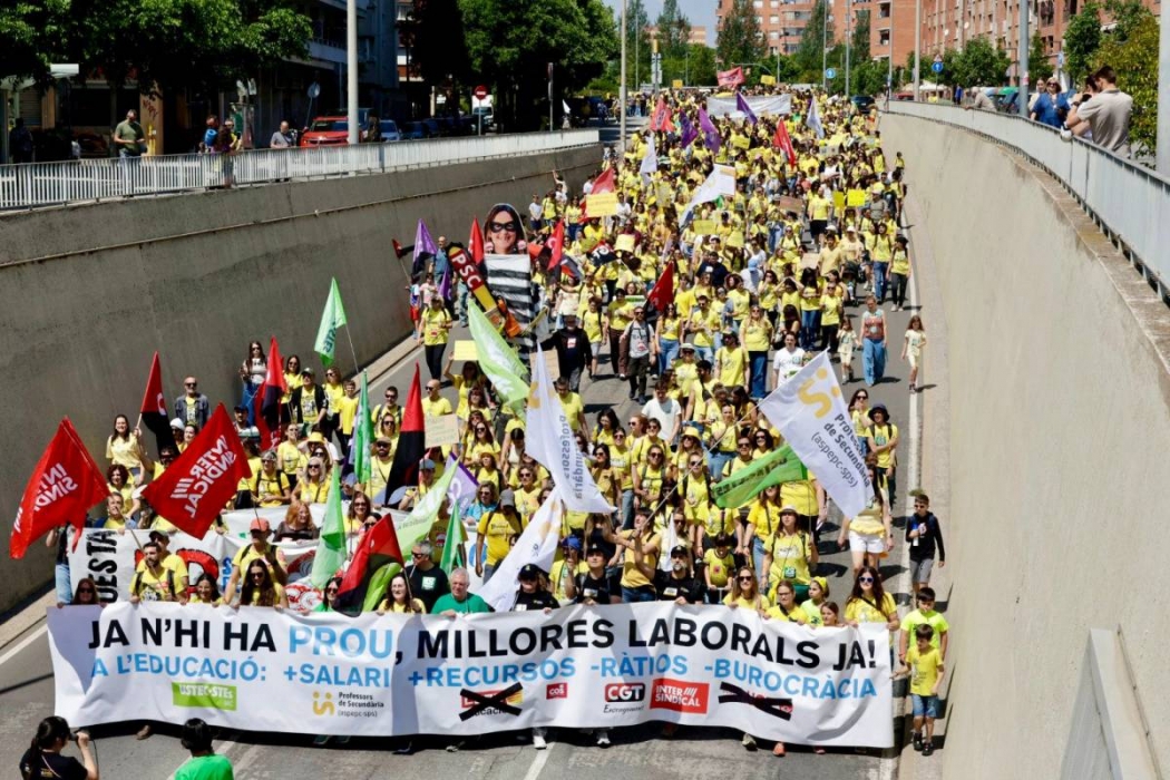Nova jornada de reivindicació del professorat del Vallès: milers de docents tallen la Gran Via de Sabadell