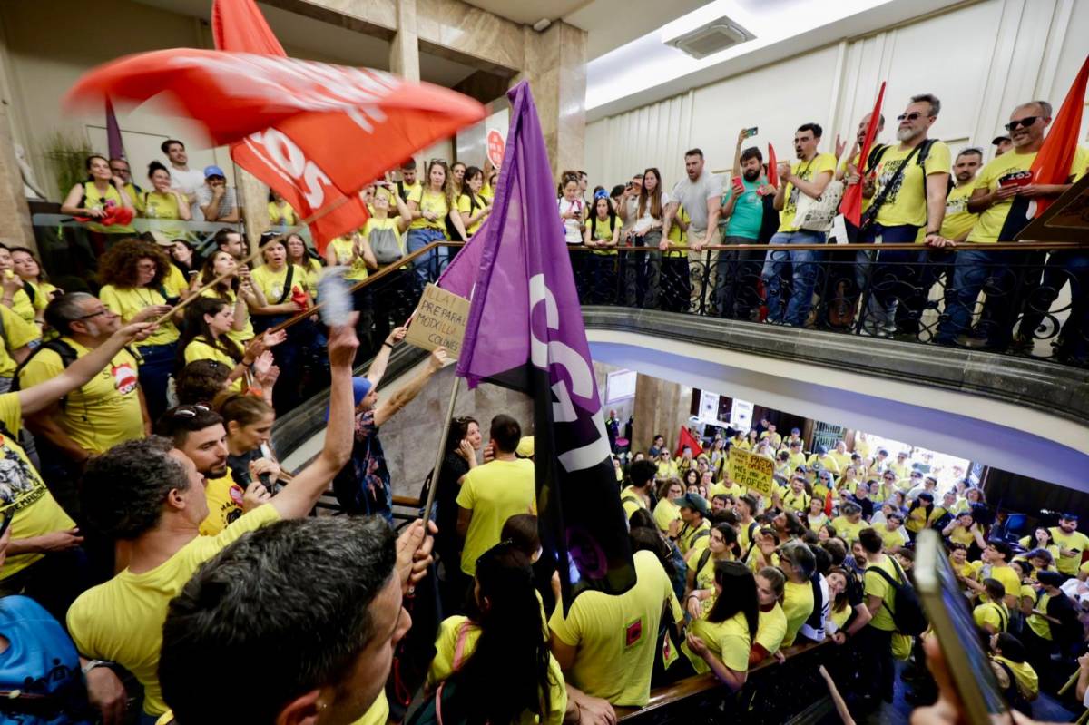 Els docents entren a l'edifici de l'Ajuntament de Sabadell com a protesta durant la vaga