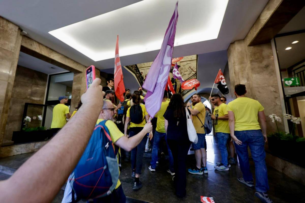 Manifestació del professorat del Vallès a Sabadell, a l`interior de l`Ajuntamnet
