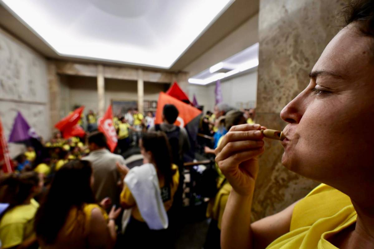 Manifestació del professorat del Vallès a Sabadell, a l`interior de l`Ajuntamnet