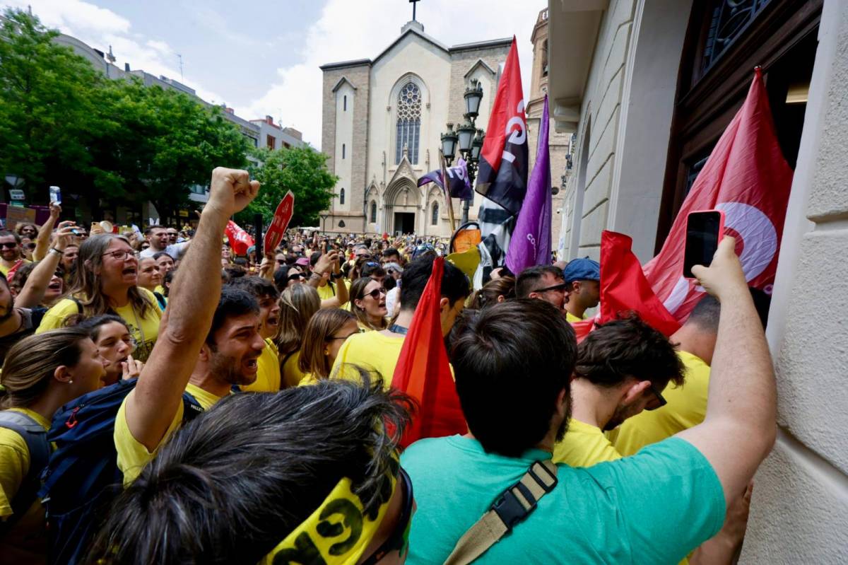 Manifestació del professorat del Vallès a Sabadell, a l`interior de l`Ajuntamnet