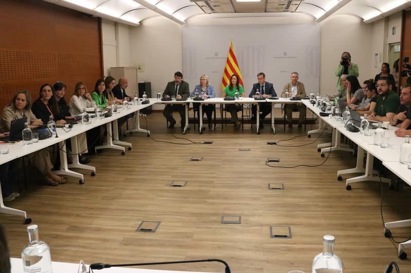 Sindicats i Educació s'encallen de nou després d'una llarga reunió sense acord
