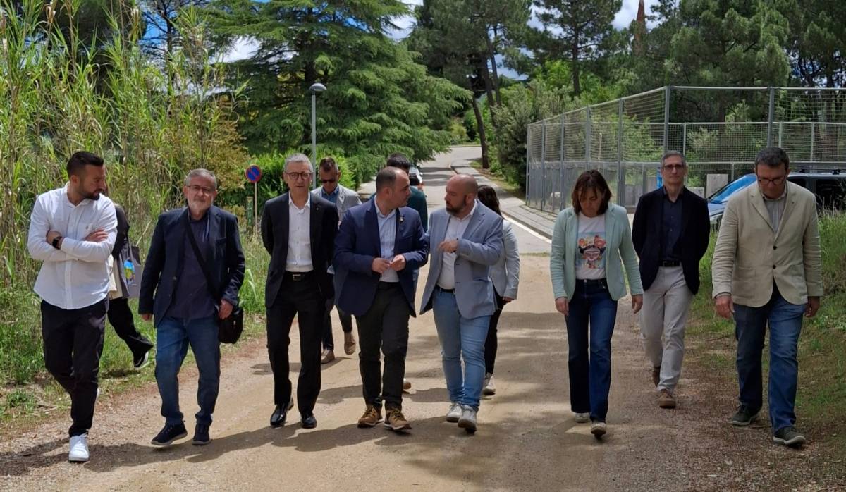 Eduard Vallhonesta de camí a l'acte d'inauguració, acompanyat de la comitiva. - AJ Sant Celoni
