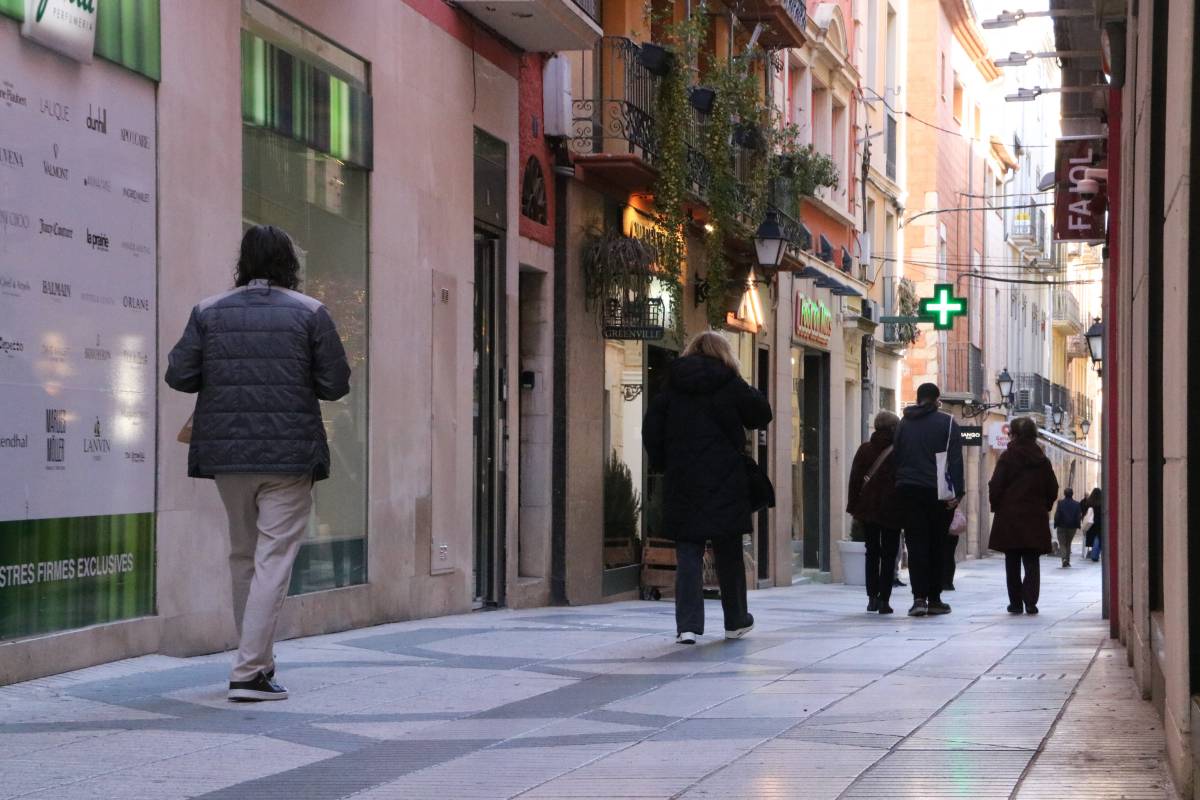Un home mata a ganivetades la seva exparella en ple carrer a Figueres