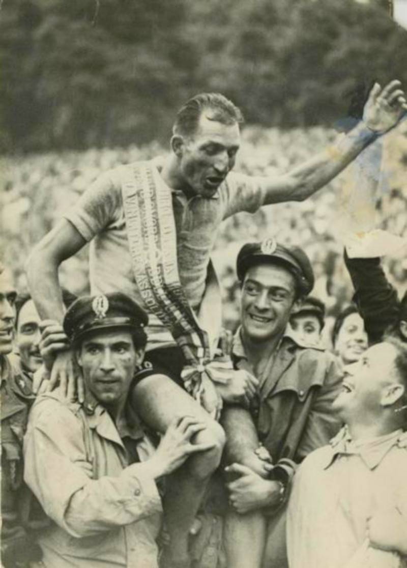 Gino Bartali celebra la seva victòria al Giro de 1946 a l’arribada de la prova a Milà - Publifoto / Wikimedia Commons Gino Bartali celebra la seva victòria al Giro de 1946 a l’arribada de la prova a Milà