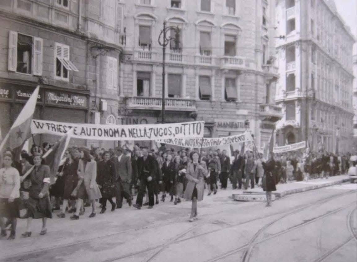 Manifestació als carrers de Trieste celebrant la victòria aliada a la Segona Guerra Mundial i reclamant una “Trieste... - @UnioneIstriani Manifestació als carrers de Trieste celebrant la victòria aliada a la Segona Guerra Mundial i reclamant una “Trieste...