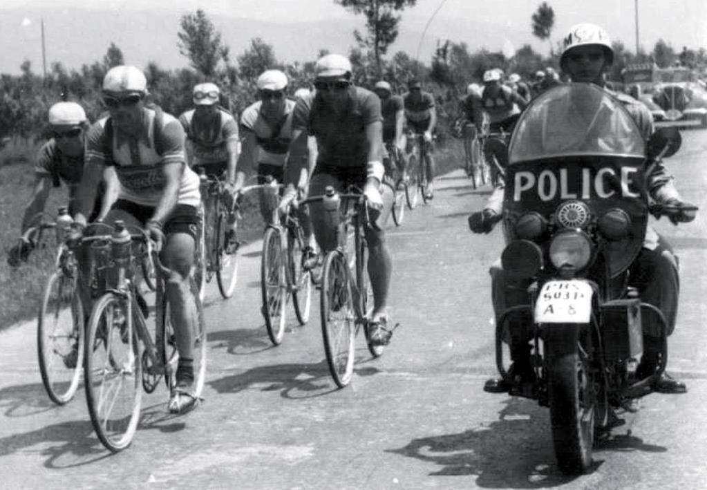 La policia militar aliada escortant els ciclistes que van decidir acabar l’etapa fins arribar a Trieste - @DiscoverTrieste La policia militar aliada escortant els ciclistes que van decidir acabar l’etapa fins arribar a Trieste