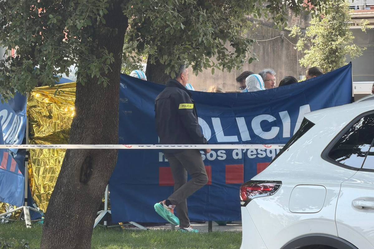 Un home mata a ganivetades la seva exparella en ple carrer a Figueres
