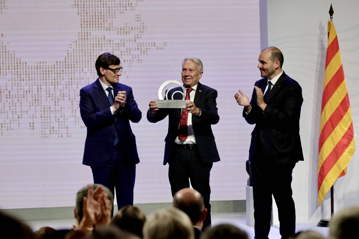 Salvador Illa, el premiat Justo Molinero i Albert Dalmau - JUANMA PELÁEZ Salvador Illa, el premiat Justo Molinero i Albert Dalmau