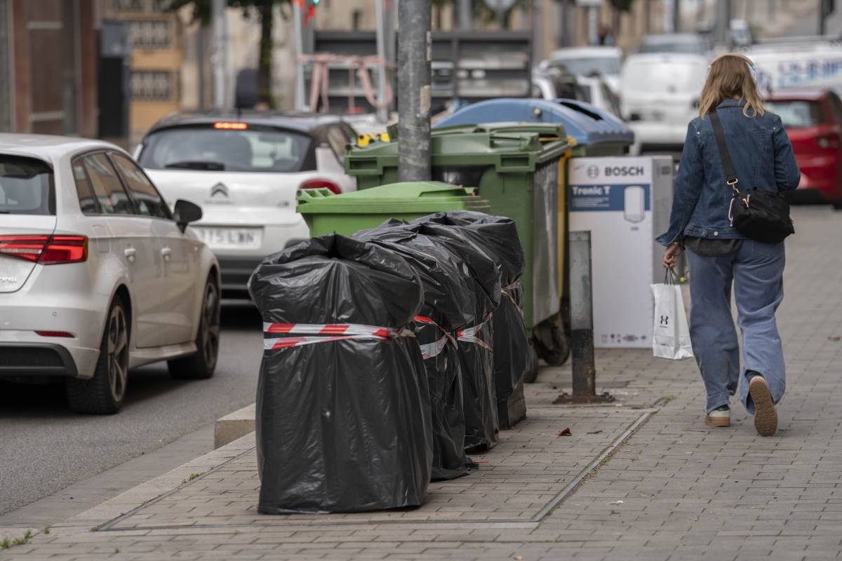 Totes les bateries de contenidors soterrats de la carretera de Montcada han estat precintades i embolicades - ALBERTO TALLÓN Totes les bateries de contenidors soterrats de la carretera de Montcada han estat precintades i embolicades
