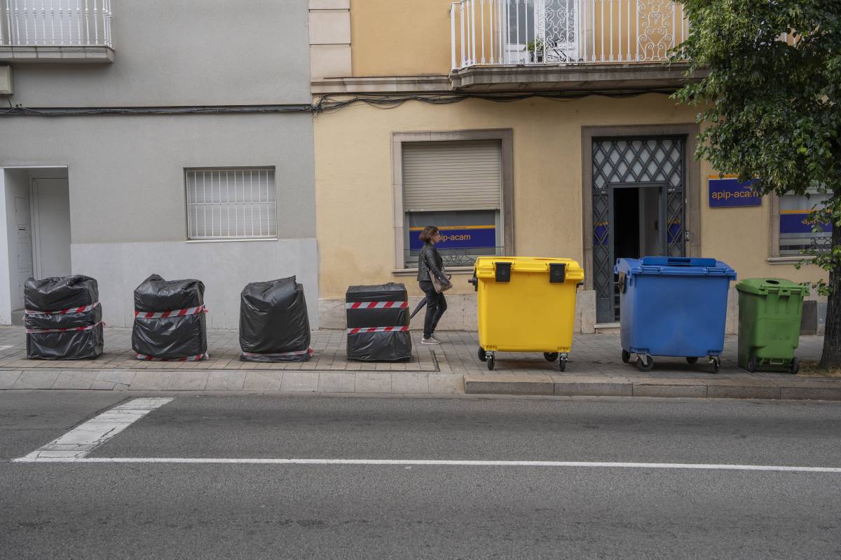 Totes les bateries de contenidors soterrats de la carretera de Montcada han estat precintades i embolicades - ALBERTO TALLÓN Totes les bateries de contenidors soterrats de la carretera de Montcada han estat precintades i embolicades