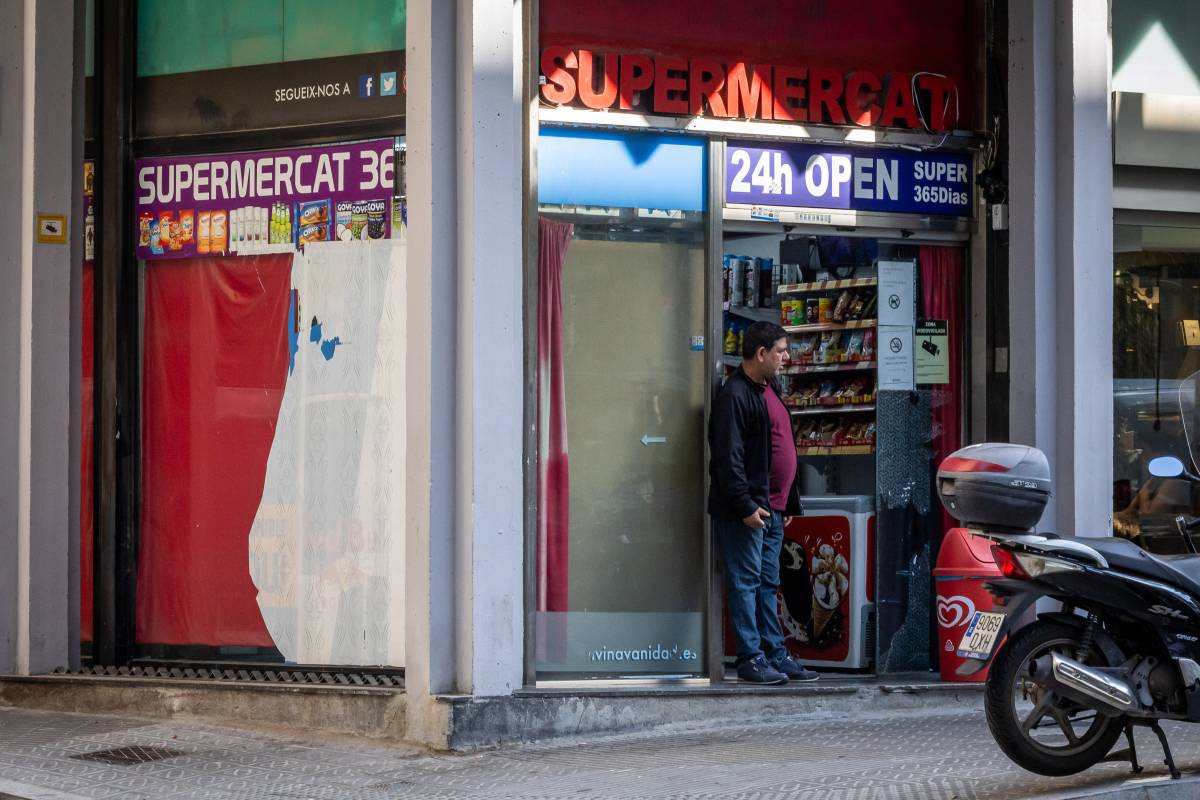 Collboni suspèn les llicències de supermercat 24 hores a Barcelona: no se'n podrà obrir cap en un any 