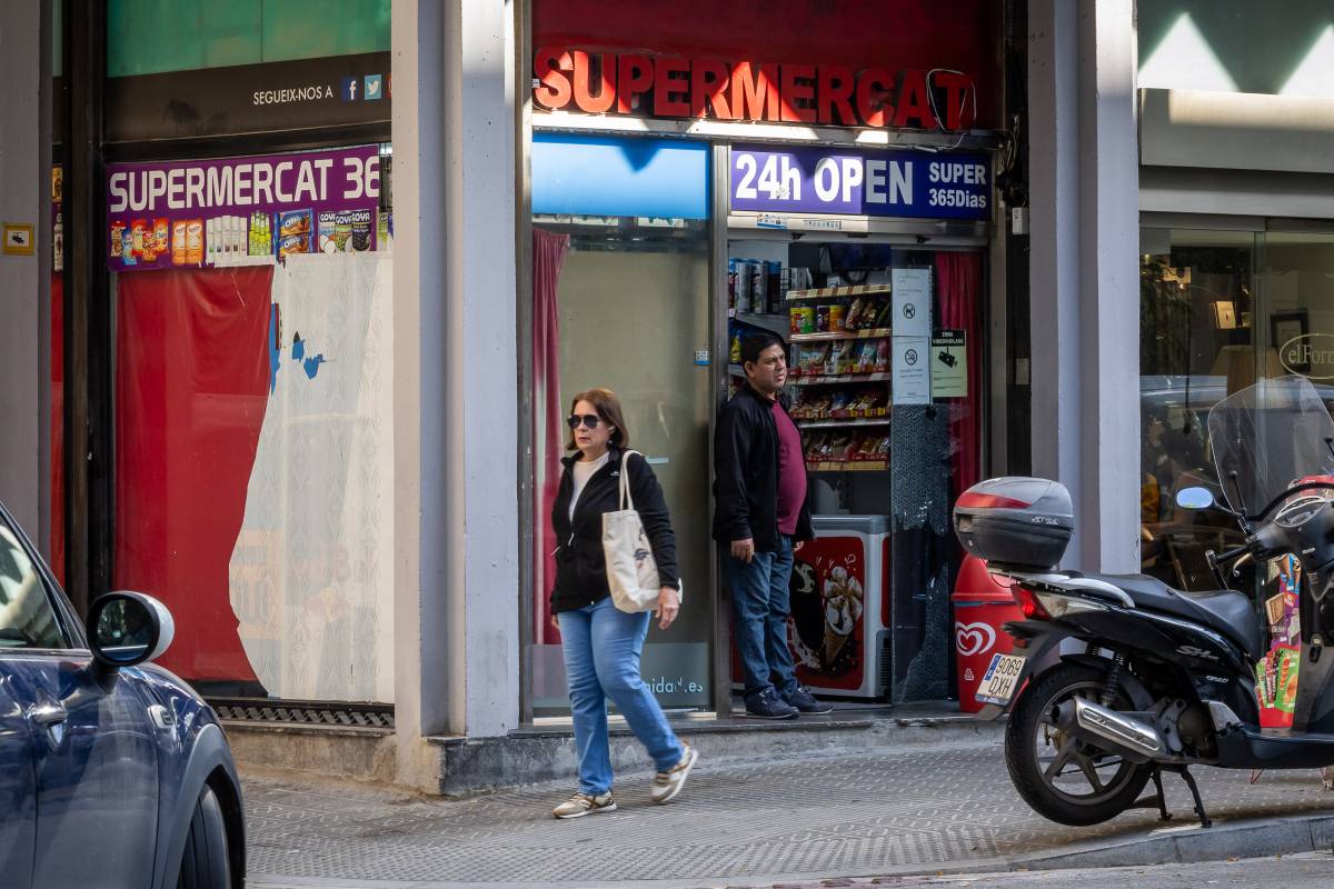Collboni suspèn les llicències de supermercat 24 hores a Barcelona: no se'n podrà obrir cap en un any 