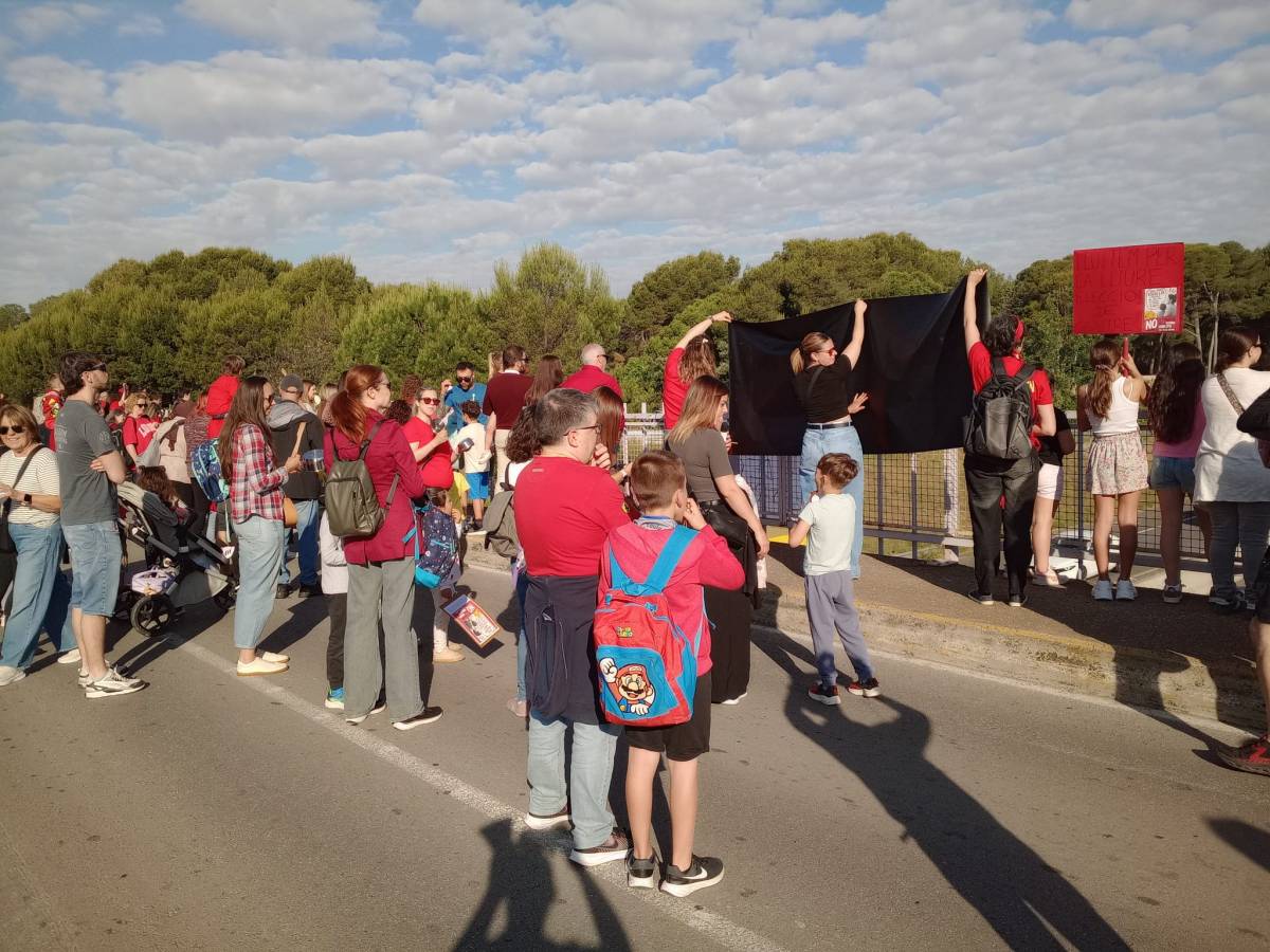 Mobilització d`un grup de famílies de l`escola Taula Rodona a Sant Quirze - Cedida Mobilització d`un grup de famílies de l`escola Taula Rodona a Sant Quirze