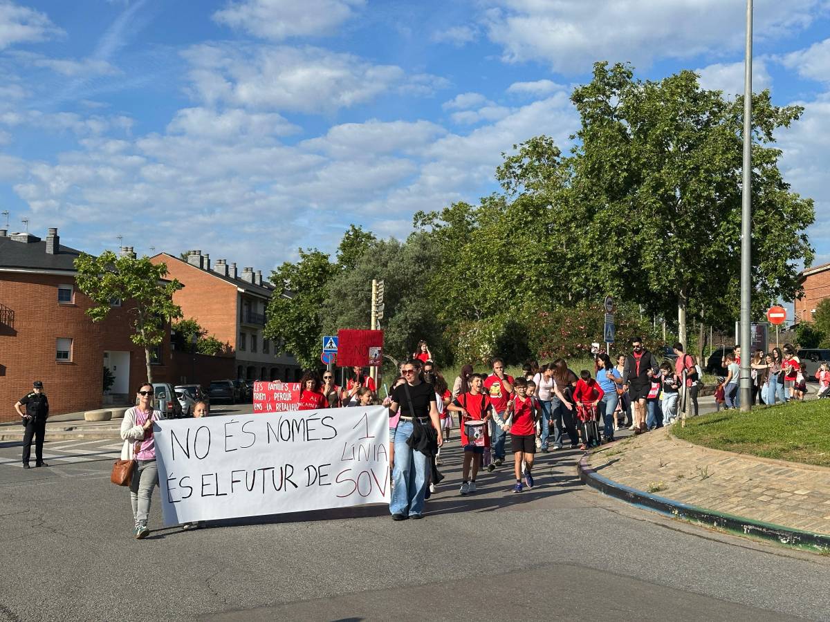 Mobilització d`un grup de famílies de l`escola Taula Rodona a Sant Quirze - Cedida Mobilització d`un grup de famílies de l`escola Taula Rodona a Sant Quirze
