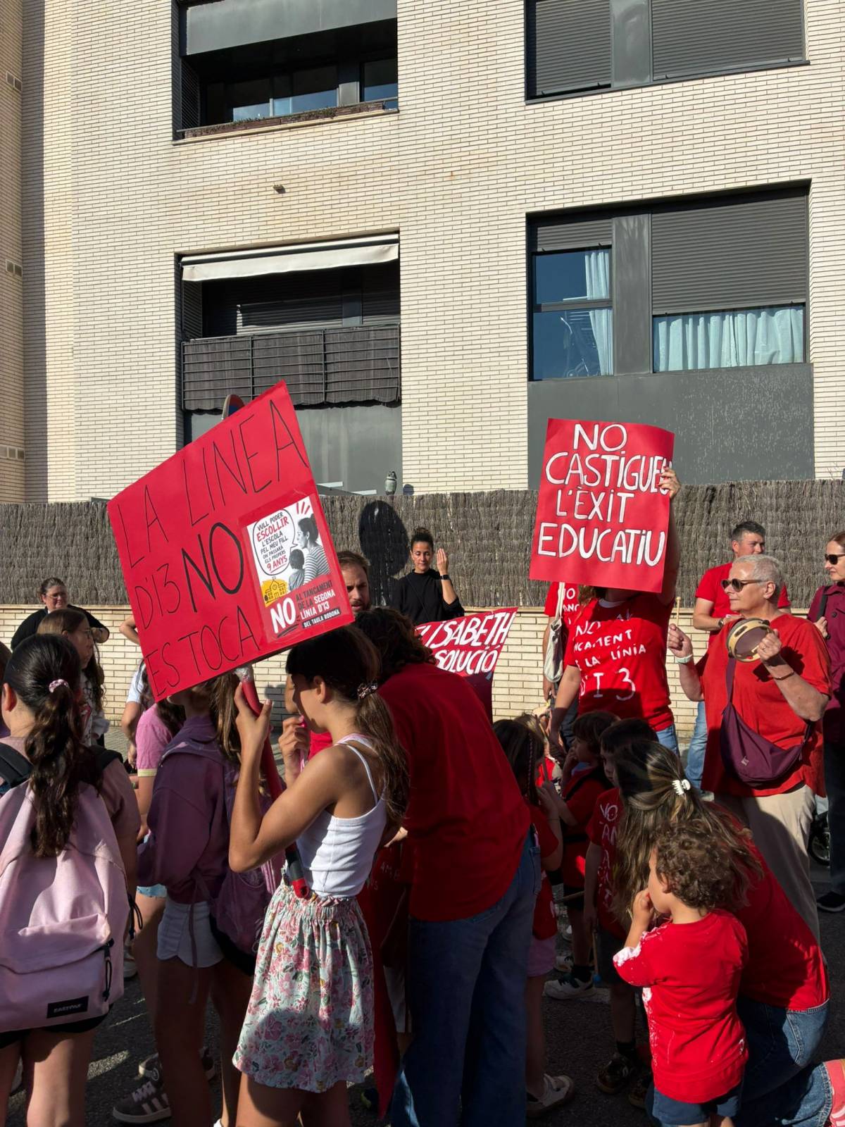 Mobilització d`un grup de famílies de l`escola Taula Rodona a Sant Quirze - Cedida Mobilització d`un grup de famílies de l`escola Taula Rodona a Sant Quirze