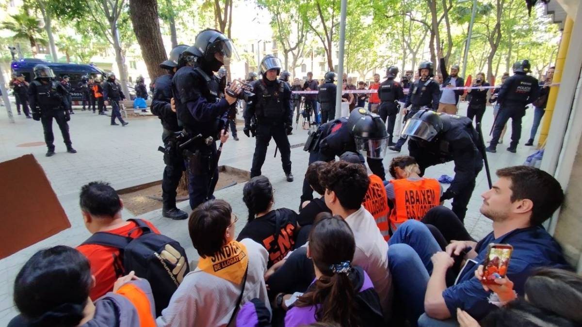 Desnonen una mare vulnerable amb tres menors a càrrec d'un bloc de l'Eixample propietat de NAD