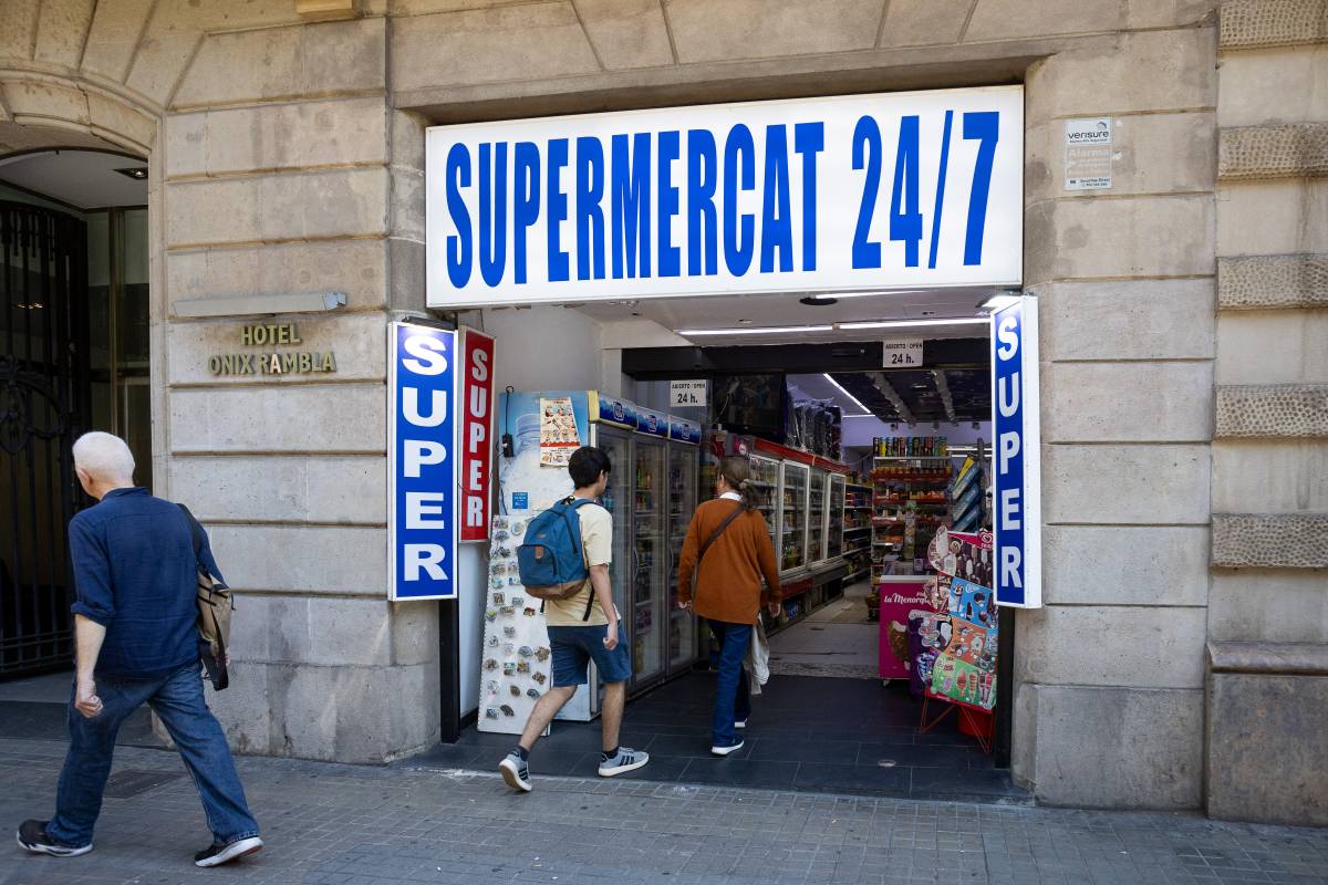 Collboni suspèn les llicències de minisúpers 24 hores (també els d'horari més reduït) durant un any a Barcelona