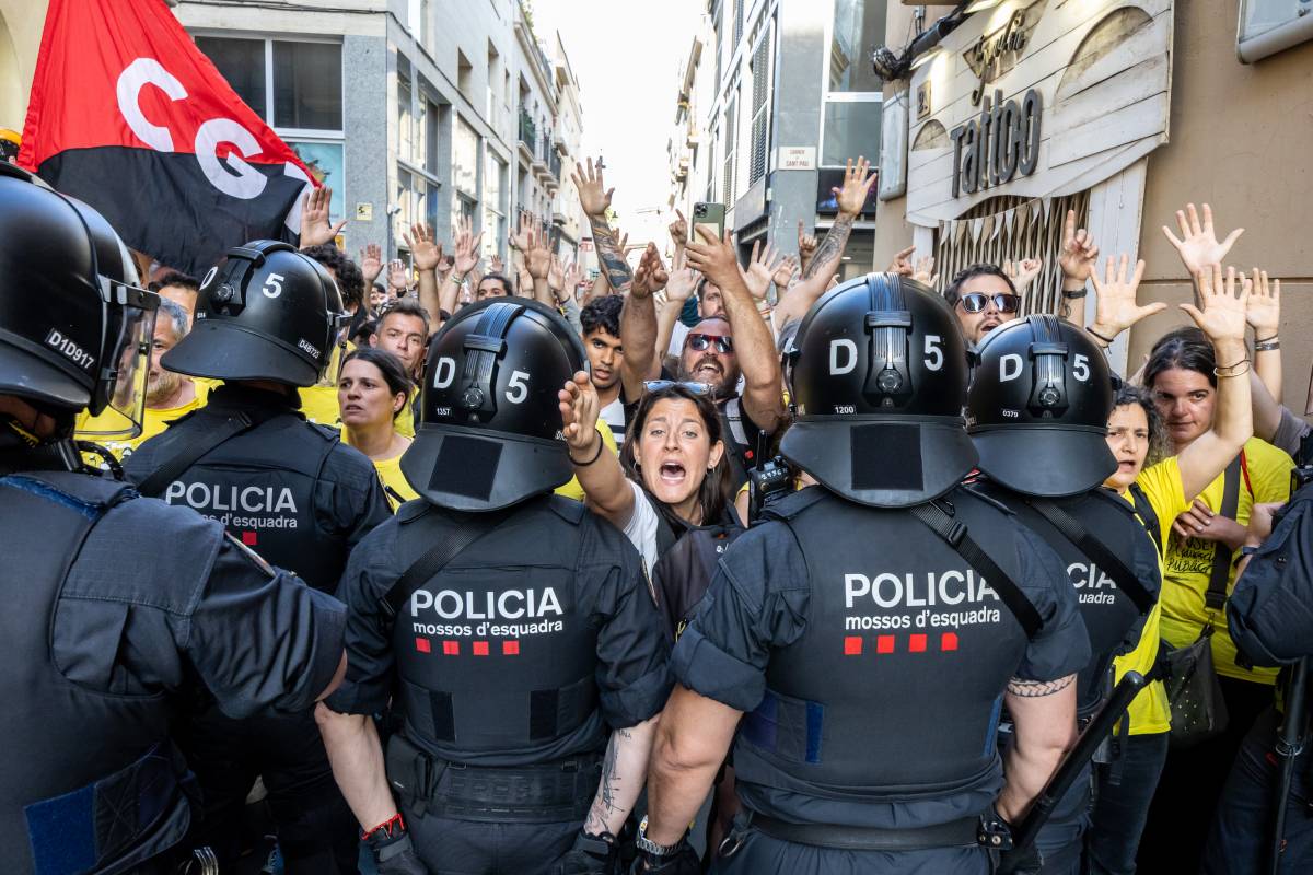 Manifestació del professorat davant del Teatre Principal de Sabadell