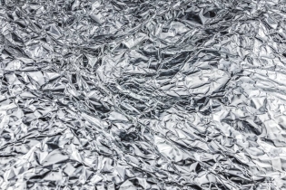 Cinc consells per reutilitzar el paper de plata: des de folrar calaixos a afilar estisores