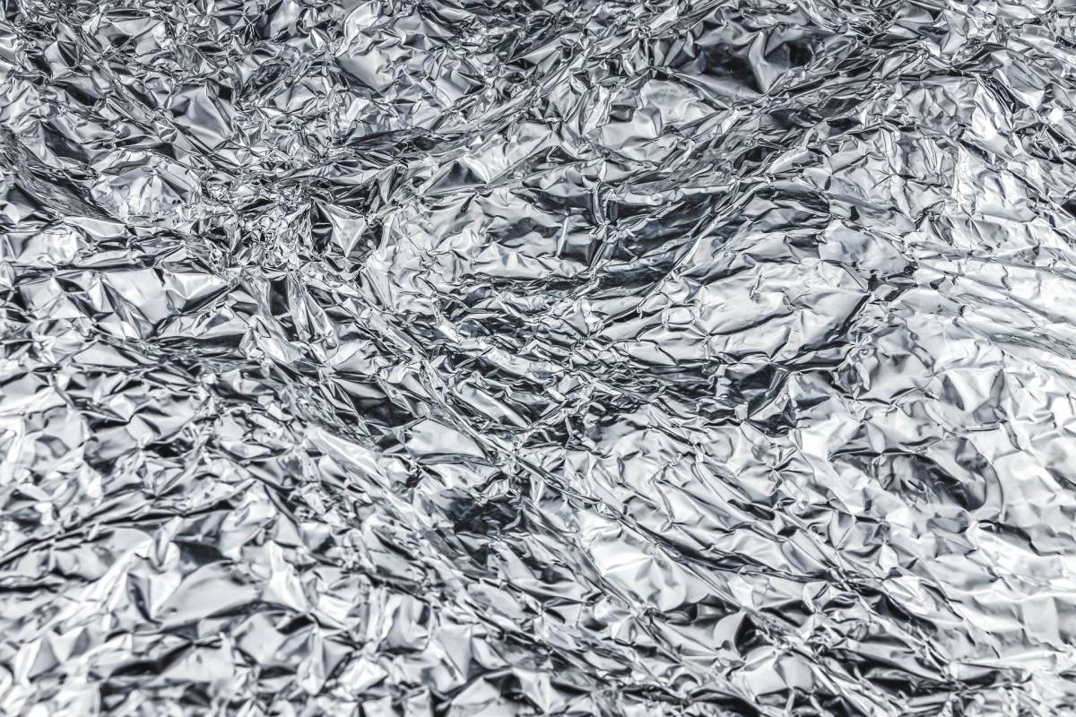 Cinc consells per reutilitzar el paper de plata: des de folrar calaixos a afilar estisores