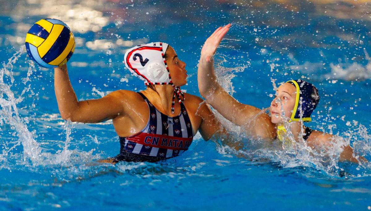 L'Astralpool CN Sabadell cau a la piscina de l'Assolim Mataró en el primer partit de les semifinals de la lliga