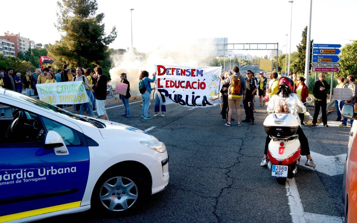 Els professors tallen l'entrada a Tarragona per l'N-240: desenes de conductors atrapats