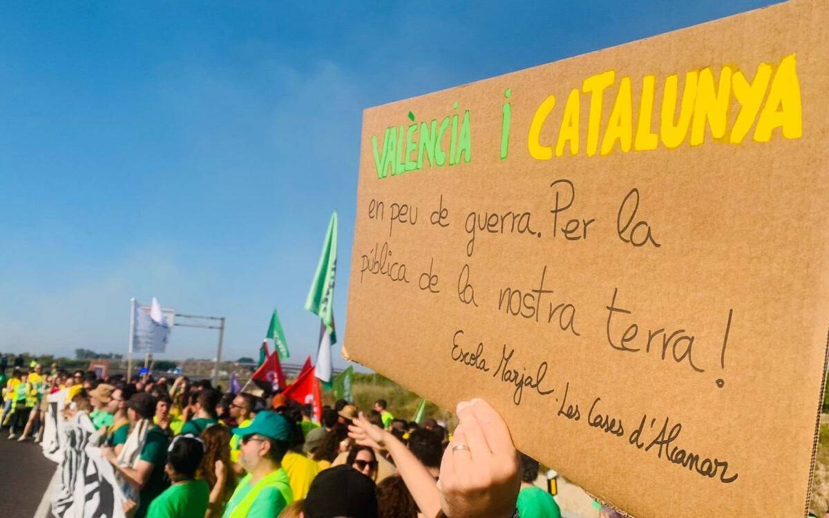 Una baldanada popular reuneix 200 docents de l’Ebre i el País Valencià al tall de l’N-340 a Vinaròs