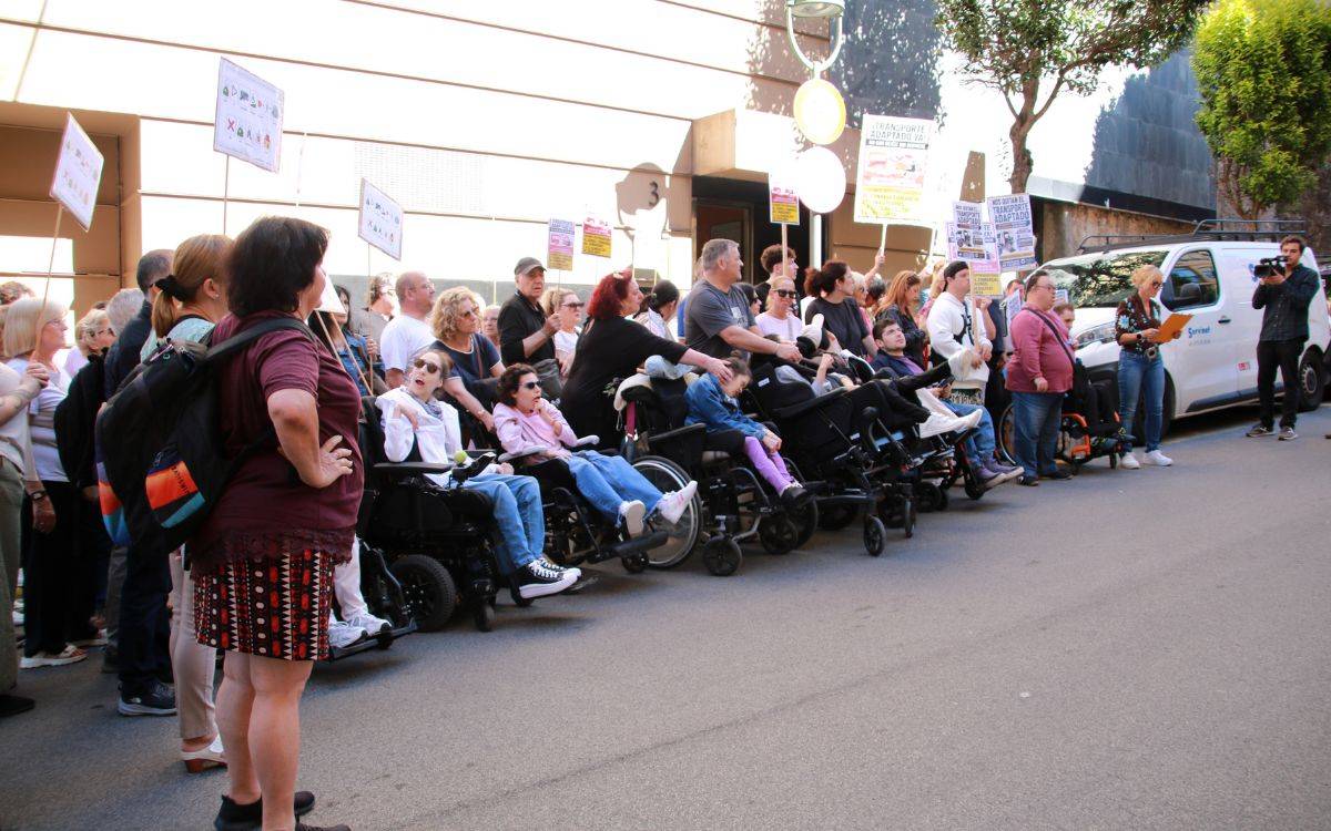 Protesta per reclamar la continuïtat del transport adaptat de persones amb discapacitat al Tarragonès