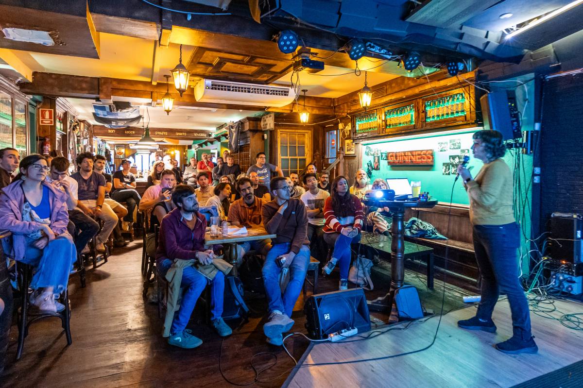 Una cervesa a la mà i preguntes impossibles damunt la barra: 