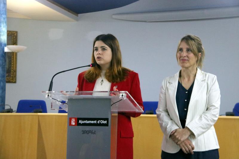 La regidora de Llengua Catalana, Susanna Pagès, i la de Comerç, Gemma Canalias, durant la roda de premsa de presentació dels resultats - 